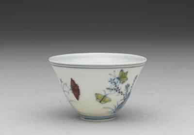 图片[2]-Cup with flowers and butterflies in doucai painted enamels, Ming dynasty, Chenghua reign, 1465-1487-China Archive